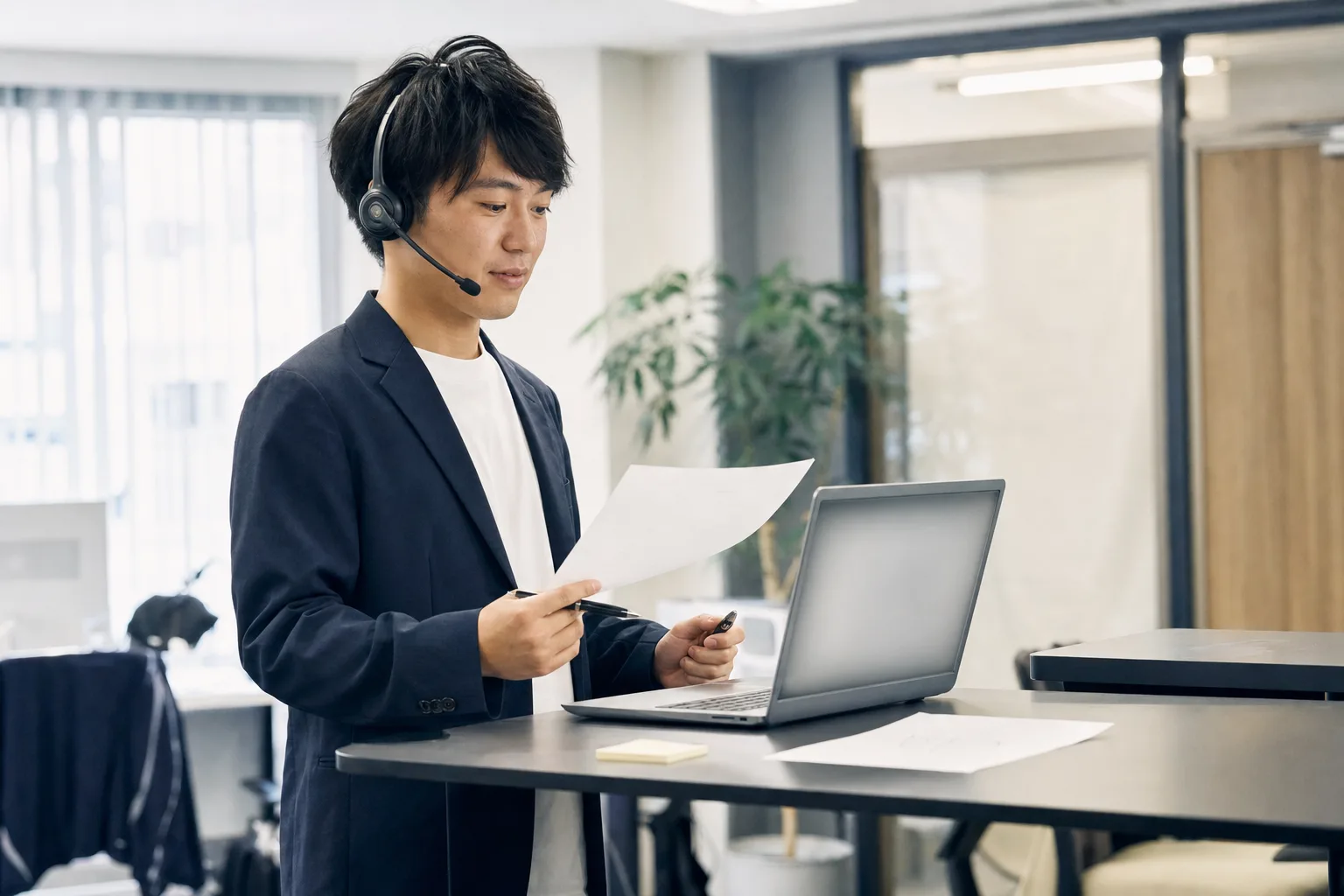 AIが作った下書きを元の資料と照合して確認する担当者