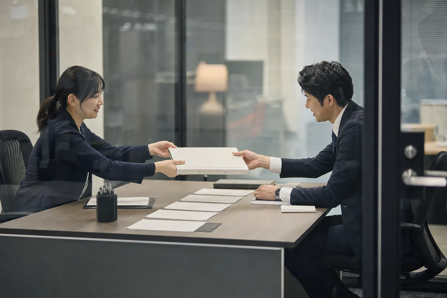顧客が用意した手順書と帳票を、ガラス張りの閲覧室で受託側の担当者が確かめる