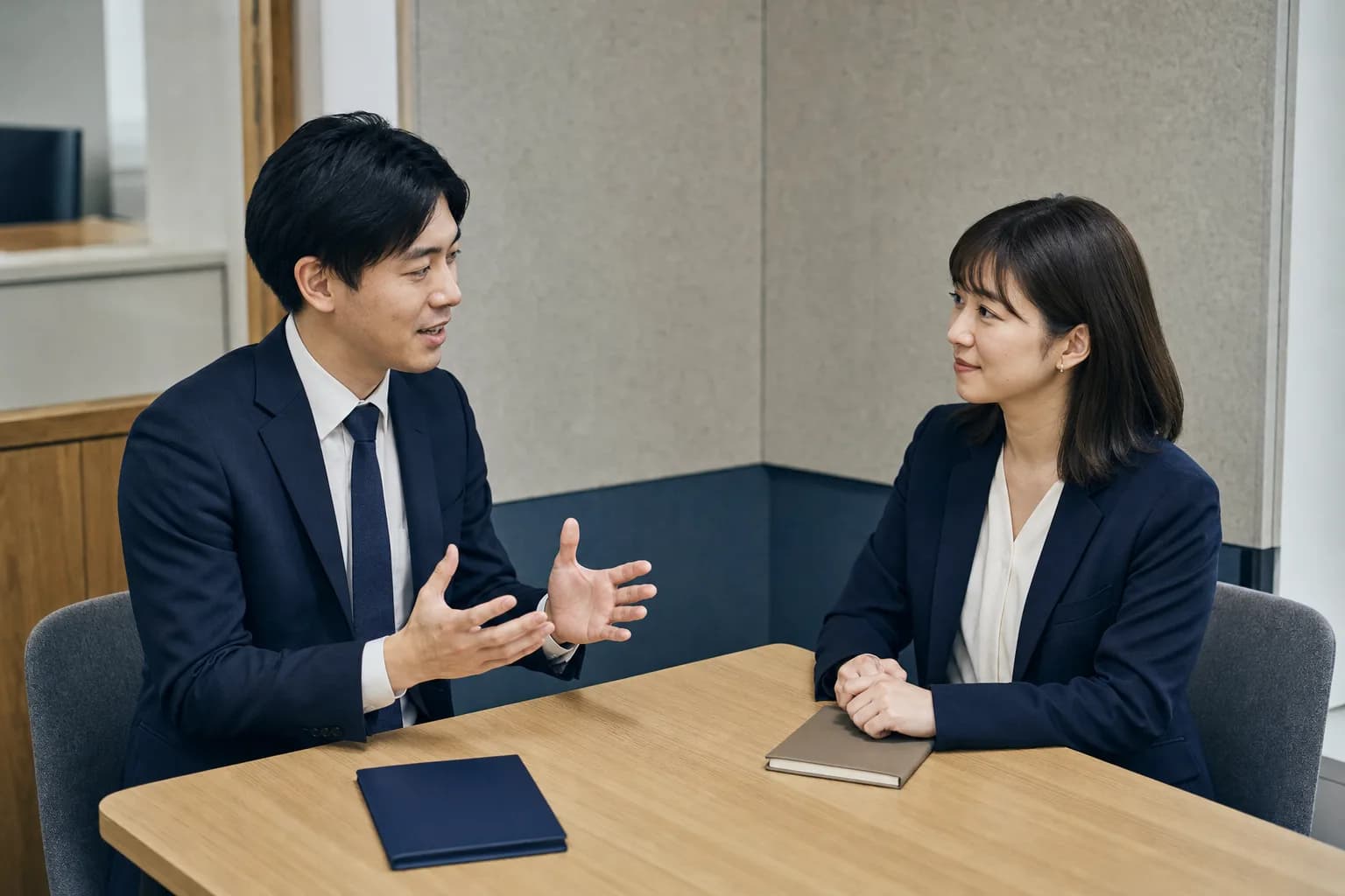 実務担当者の話を聞きながら業務の手順を確認する1対1のヒアリング